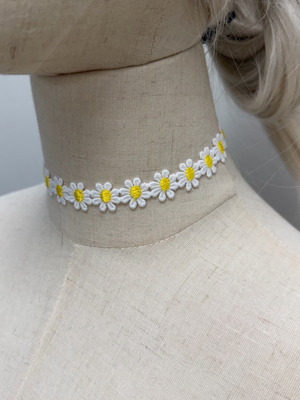 White Daisy Flower Choker Necklace Yellow Floral Coquette Cottagecore Y2K - Picture 3 of 4